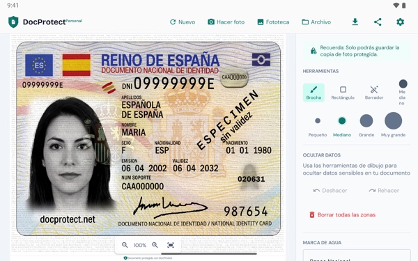 DocProtect en una tablet Android con el documento y las herramientas de protección en la barra lateral